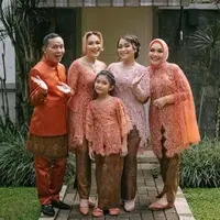 Kebaya yang dikenakan Ayu Ting Ting ini satu seragam dengan putrinya Bilqis Khumairah Razak dan sang ibunda, Umi Kalsum. (Instagram/brideseries).