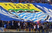 Sebelum tanding, para pemain Persib salat agar tak diganggu