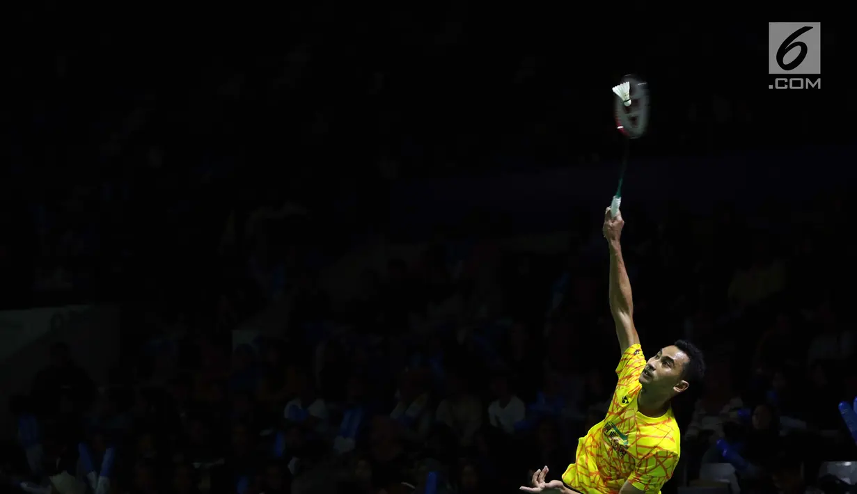 Pebulu Tangkis Indonesia, Tommy Sugiarto melakukan smesh ke arah Chen Long (China) di Babak 32 besar Indonesia Open 2019 di Istora Senayan, Jakarta, Rabu (17/7/2019). Tommy gagal melaju ke babak selanjutnya setelah kalah 20-22, 21-14. 16-19, 17-21. (Liputan6.com/Helmi Fitrhiansyah)