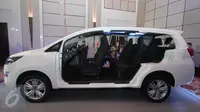 Pengunjung saat melihat bagian dalam dari mobil All-New Kijang Innova yang baru diluncurkan di Jakarta, Senin (23/11). Indonesia menjadi negara pertama di dunia sebagai lokasi peluncuran mobil ini. (Liputan6.com/Angga Yuniar)