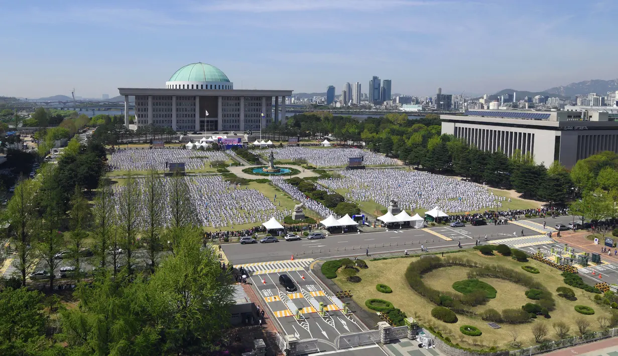 Suasana acara demonstrasi Taekwondo di luar gedung Majelis Nasional Korea Selatan di Seoul (21/5). Acara ini melibatkan sekitar 10.000 peserta termasuk anak-anak yang bertujuan memperkenalkan taekwondo sebagai seni bela diri. (AFP Photo/Jung Yeon-je)
