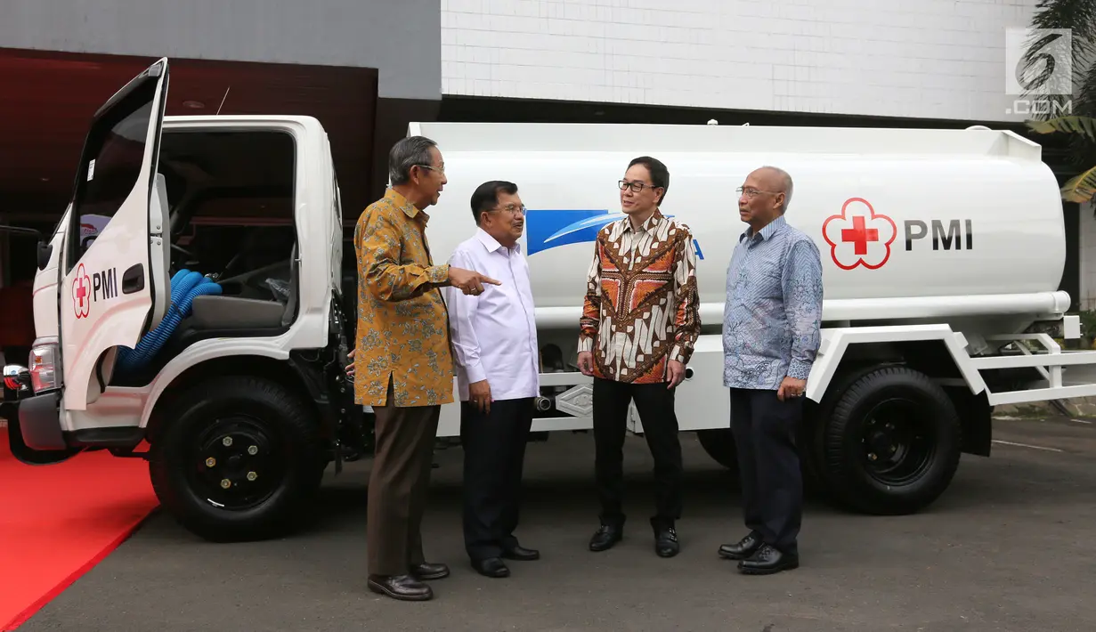 Ketua Umum PMI Jusuf Kalla (tengah), Presdir PT Astra International Tbk Prijono Sugiarto, Plh Ketua Umum PMI Ginandjar Kartasasmita dan Chief of Corcomm Pongki Pamungkas berbincang di kantor PMI, Jakarta, Jumat (06/4).(Liputan6.com/Fery Pradolo)