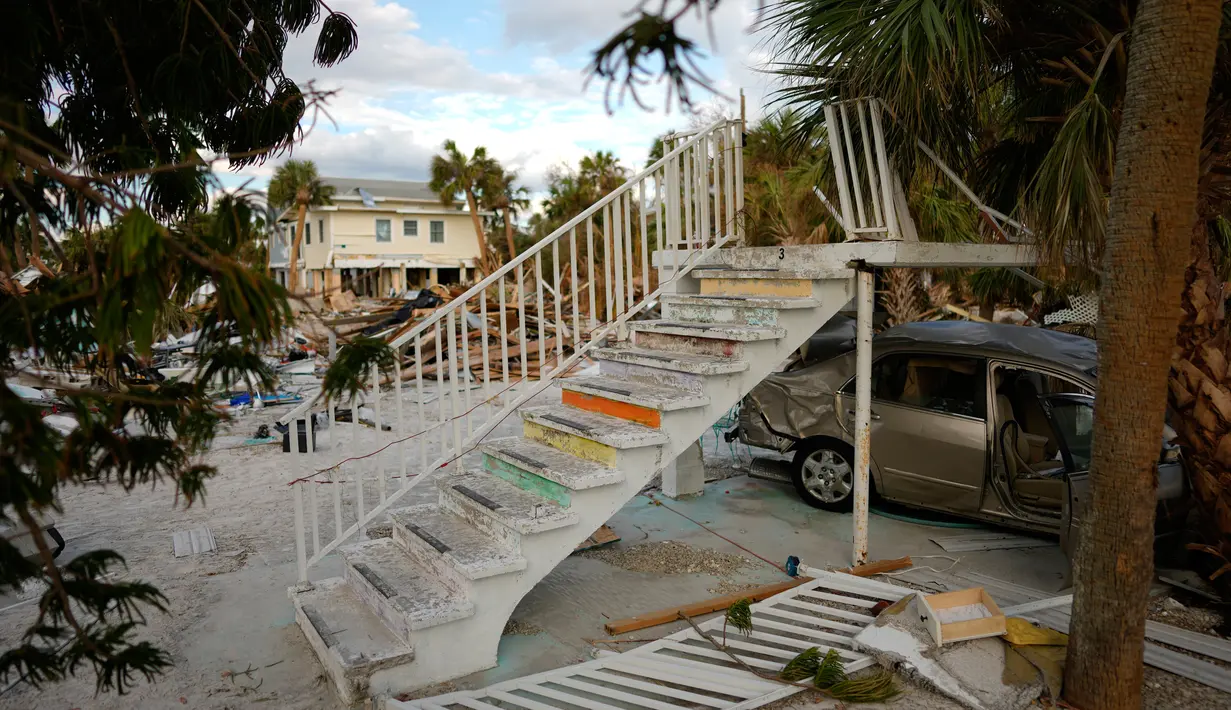 Sebuah tangga mengarah ke sebuah rumah yang sudah tidak ada lagi setelah diterjang Badai Ian di Pulau San Carlos, Pantai Fort Myers, Florida, Rabu (5/10/2022). Area "Times Square", alun-alun restoran, bar, dan toko yang ramai, hampir seluruhnya rata. (AP Photo/Rebecca Blackwell)