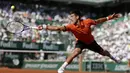 Novak Djokovic berusaha mengembalikan bola saat melawan Andy Murray di babak semifinal Prancis Terbuka. (AFP/Kenzo Tribouillard)