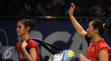 Ganda puteri Indonesia, Tiara Rosalia Nuraidah/Rizki Amelia Pradipta meninggalkan lapangan usai kalah melawan pemain Belanda, Eefje Muskens/Selena Piek di perempat final BCA Indonesia Open 2016, Jakarta, Jumat (3/6/2016). (Liputan6.com/Helmi Fithriansyah)