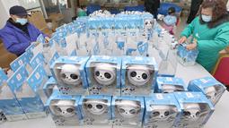 Karyawan mengerjakan boneka  maskot Olimpiade Musim Dingin Beijing 2022 Bing Dwen Dwen di salah satu pabrik di Nantong, Jiangsu Timur, China (8/2/2022). (AFP Photo/STR)