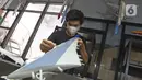 Pekerja menyelesaikan pembuatan miniatur pesawat di workshop Anglo Indonesian Aircraft Models di Cibinong, Kabupaten Bogor, Kamis (15/10/2020). Produk miniatur pesawat buatan Anglo Indonesian Aircraft Models ini telah diekspor ke beberapa negara. (Liputan6.com/Herman Zakharia)