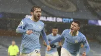 Gelandang Manchester City, Bernardo Silva melakukan selebrasi setelah mencetak gol pembuka timnya selama pertandingan lanjutan Liga Inggris di Stadion Etihad, Kamis (21/1/2021). City sukses meraih kemenangan 2-0 atas Aston Villa. (Martin Rickett / Pool via AP)