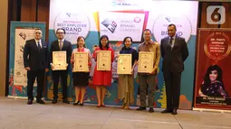 Perwakilan PT Surya Citra Media Tbk (SCM), Helen Melinda (ketiga kiri) berfoto bersama usai menerima penghargaan dalam acara Global Brand Excellence Arwards di Jakarta, Kamis (24/10/2019). PT SCM Tbk menerima penghargaan kategori Indonesia Best Brand Awards 2019. (Liputan6.com/Herman Zakharia)