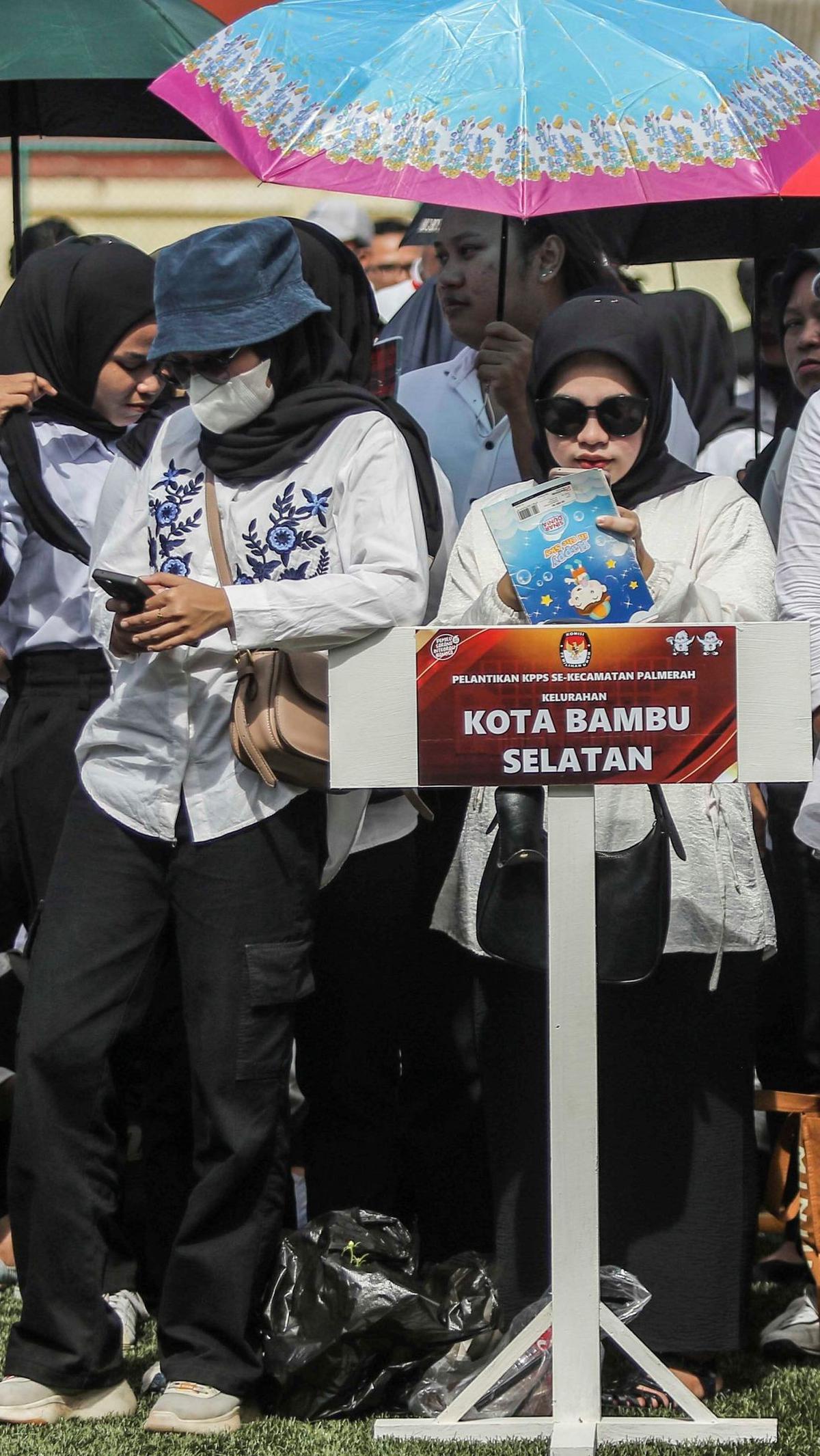 Mereka akan membantu proses penghitungan surat suara di wilayah kelurahan tempat mereka menjalani tugasnya sebagai petugas KPPS Pemilu 2024 di TPS.<br>(Foto liputan6..com / Angga Yuniar)<br>