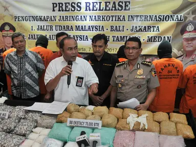 Petugas Dirtipid Narkoba Bareskrim Polri memperlihatkan barang bukti saat Press Release, Jakarta, Selasa (7/3). Dari 7 tersangka, petugas mengamankan barang bukti 48 kg sabu dan 70.000 butir pil ekstasi. (Liputan6.com/Yoppy Renato)