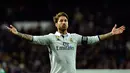 Bek Real Madrid, Sergio Ramos melakukan selebrasi usai mencetak gol ke gawang Real Betis pada lanjutan La Liga Spanyol di Stadion Bernabeu, Madrid, (13/3). Ramos menjadi penentu kemenangan Real Madrid atas Real Betis  2-1.  (AFP Photo / Gerard Julien)
