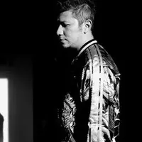 Sebuah video yang menunjukkan Gading Marten tengah di kerubuti oleh tiga wanita di suatu tempat clubbing.