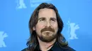Sepertinya Christian Bale terlalu sibuk dengan aktivitasnya sehingga membuatnya tak sempat ke salon. Namun tak masalah karena aktor ‘The Machinist’ ini tetap keren dengan rambut gondrong serta brewoknya itu. (Bintang/EPA)