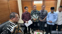 Gibran didampingi Wakil Wali Kota Solo menemui pimpinan DPRD Solo untuk menyerahkan surat pengunduran diri sebagai Wali Kota Solo, Selasa (16/7).(Liputan6.com/Fajar Abrori)&nbsp;