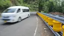 Kendaraan melintas dekat teknologi roller barrier di tanjakan letter S Kampung Bantarselang, Kecamatan Cikidang, Sukabumi, Minggu (6/1). Dibutuhkan sekitar 90 tabung silindir putar untuk roller barrier sepanjang 60 meter ini.  (Merdeka.com/Arie Basuki)