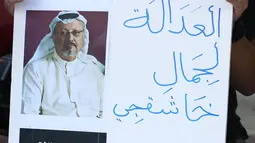 Anggota Jurnalis Freelance Indonesia unjuk rasa hilangnya Jamal Khashoggi di depan Kedutaan Besar Arab Saudi, Jakarta, Jumat (19/10). Aksi simpati ini mengecam dugaan pembunuhan terhadap jurnalis Arab Saudi Jamal Khashoggi. (Merdeka.com/Imam Buhori)