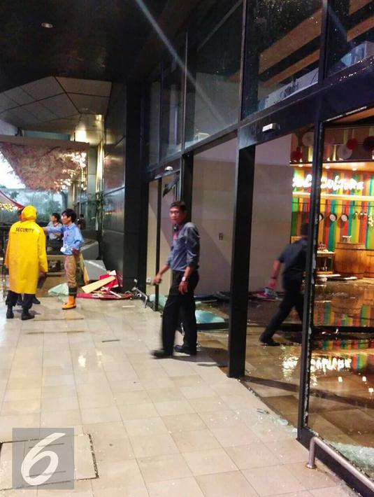 Suasana AEON Mall pasca disambar petir, BSD, Tangerang Selatan, Rabu (20/4/2016).Petir menyambar kaca mall tersebut. (Istimewa)