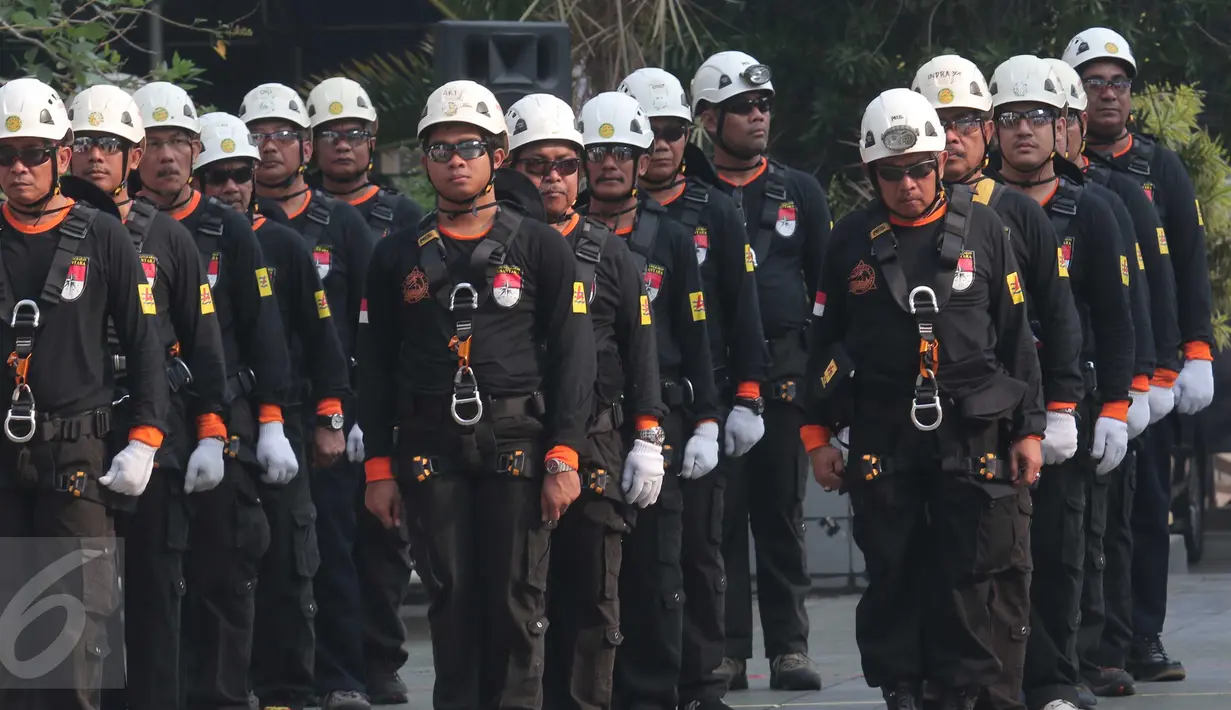 Para pegawai PLN mengikuti upacara peringatan Hari Listrik Nasional ke-70 di Gedung PLN Pusat Jakarta, Selasa (27/10). Peringatan HLN tahun ini bertema "Bersama Menerangi Nusantara". (Liputan6.com/Angga Yuniar)