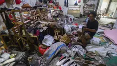 Pekerja menyelesaikan proses pembuatan alas kaki di industri rumahan sepatu wanita OB Shoes di kawasan Pondok Petir, Depok, Jawa Barat, Rabu (2/7/2025). (merdeka.com/Arie Basuki)