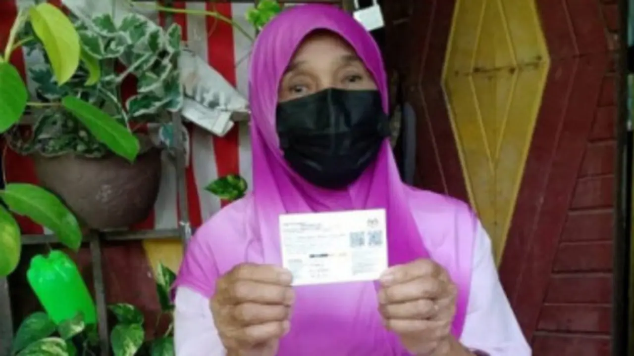 Motornya Mogok, Wanita 76 Tahun Ini Rela Jalan Kaki 3 Km Demi Bisa Suntik Vaksin
