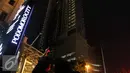 Warga menunjukkan titik api yang masih tersisa di Gedung Neo Soho, Jakarta Barat, Rabu (9/11). Gedung Neo Soho sempat terbakar hebat hampir di setiap lantainya. (Liputan6.com/Faizal Fanani)
