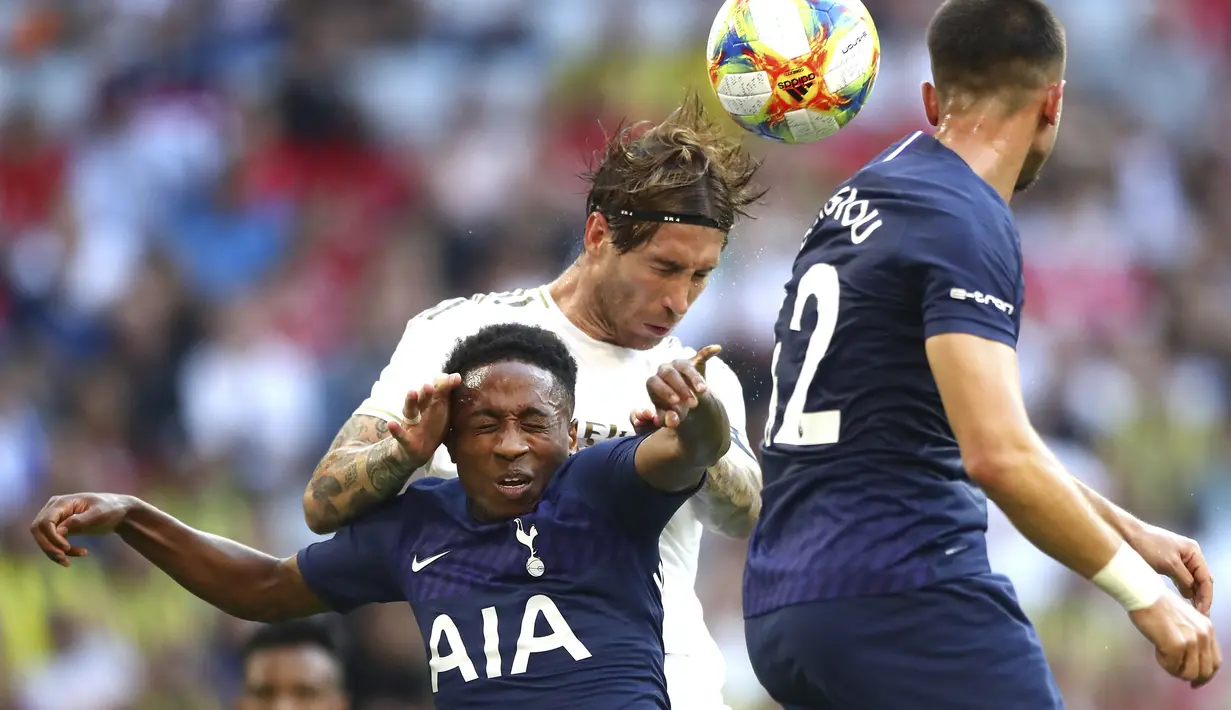 Bek Real Madrid, Sergio Ramos berebut bola udara dengan pemain Tottenham Hotspur, Kyle Walter-Peters selama pertandingan Audi Cup 2019 di stadion Allianz Arena di Munich, Jerman (30/7/2019). Tottenham akan melawan Bayern Munchen di babak final. (AP Photo/Matthias Schrader)