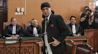 Terdakwa Ahmad Dhani memberi salam kepada wartawan usai menjalani sidang lanjutan atas kasus ujaran kebencian di PN Jakarta Selatan, Senin (28/1). Hakim menuntut Ahmad Dhani dengan pidana penjara 1 tahun 6 bulan. (Liputan6.com/Faizal Fanani)