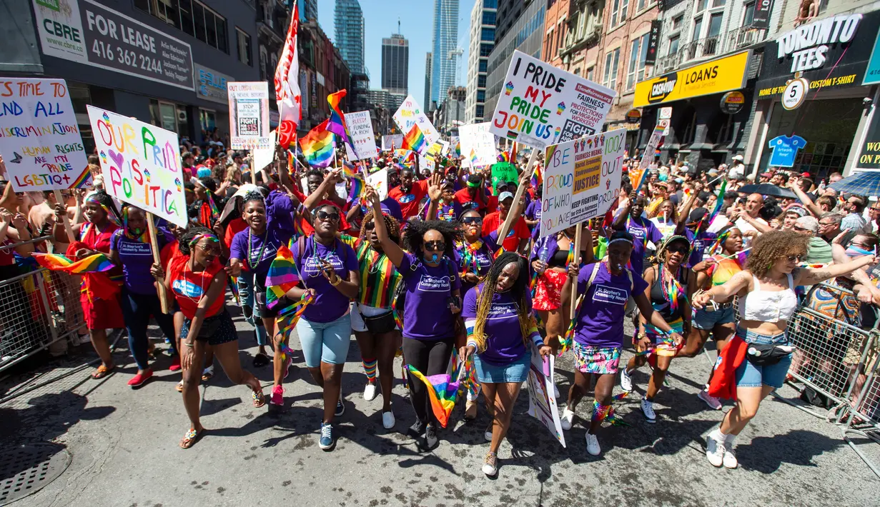 Peserta ambil bagian dalam pawai LGBT Toronto's Pride Parade di Toronto, Kanada, Minggu (23/6/2019). Pawai digelar untuk mengenang peristiwa Stonewall yang terjadi di New York pada Juni 1969. (Andrew Lahodynskyj/The Canadian Press via AP)