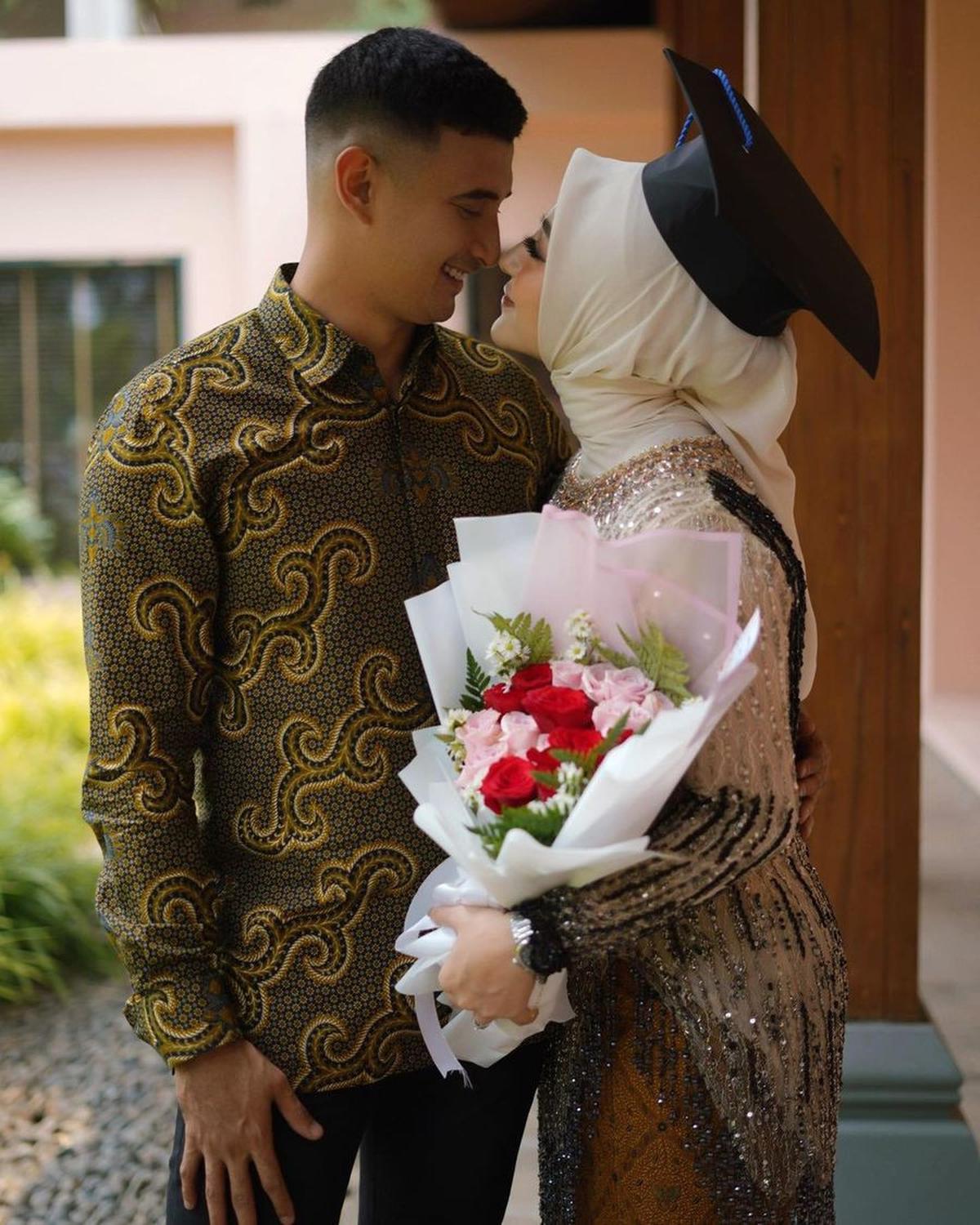 Margin Wieheerm Istri Ali Syakieb Berhasil Raih Gelar Sarjana Hukum Meski Sudah Jadi Ibu Satu Anak