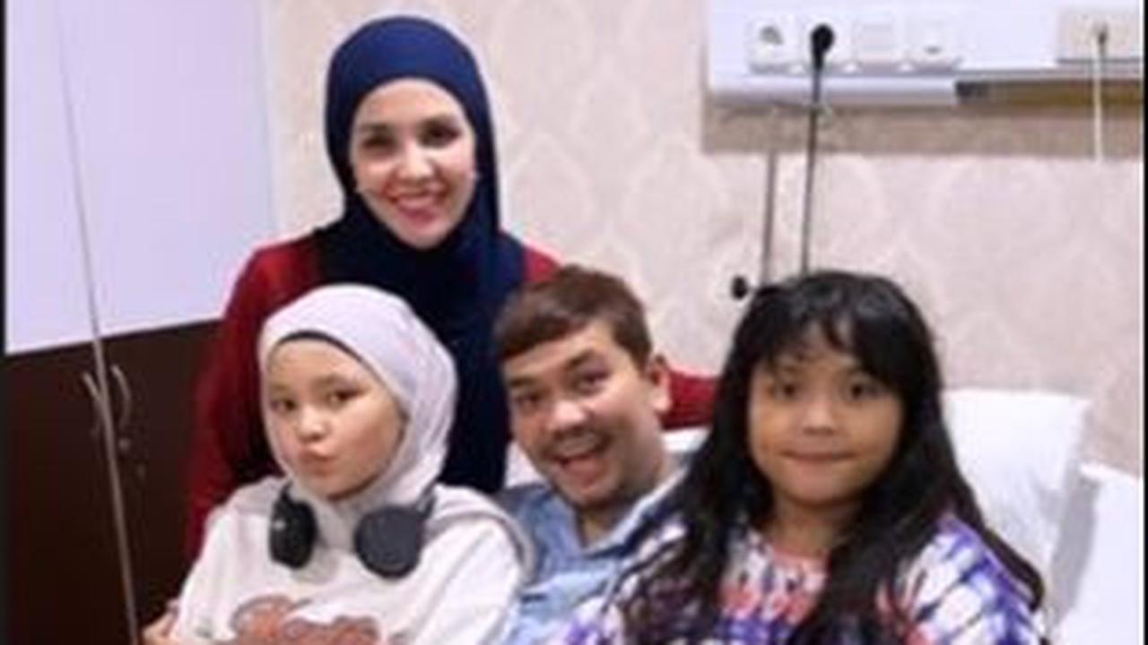 Diantar Aldila dan Anak-anaknya