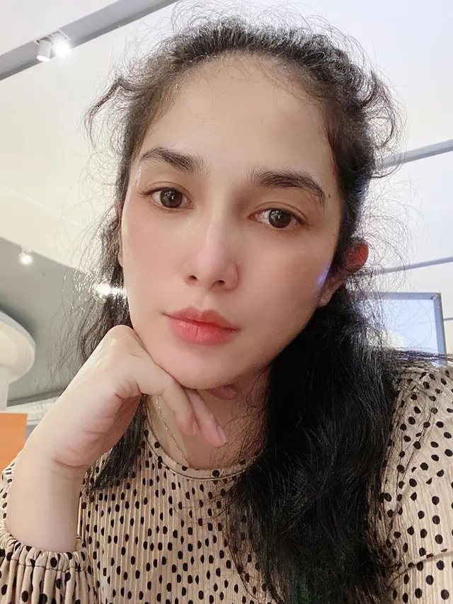 6 Potret Ussy Sulistiawaty Tampil dengan Rambut Asli, Banjir Pujian