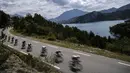 Pemandangan danau dan perbukitan yang dilintasi pebalap Tour de France pada etape ke-19 dengan jarak tempuh 222,5 km dari Embrun menuju Salon-de-Provence, Prancis, (21/7/2017). (AFP/Jeff Pachoud)