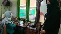 Ibu rumah tangga yang juga kader Tim Penggerak PKK Banyuwangi, dilibatkan untuk memproduksi masker.