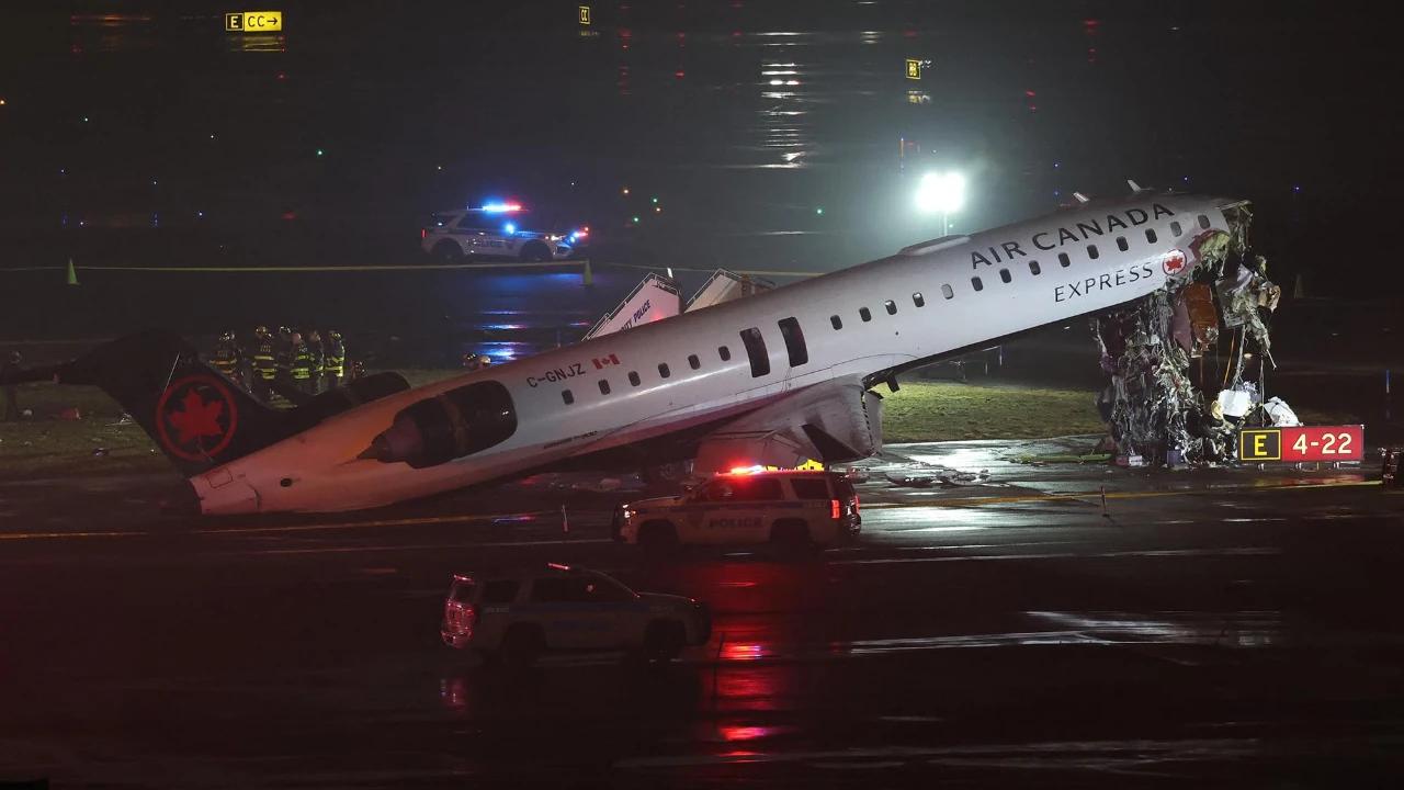 FOTO: Pesawat Air Canada Tabrak Truk Pemadam Kebakaran