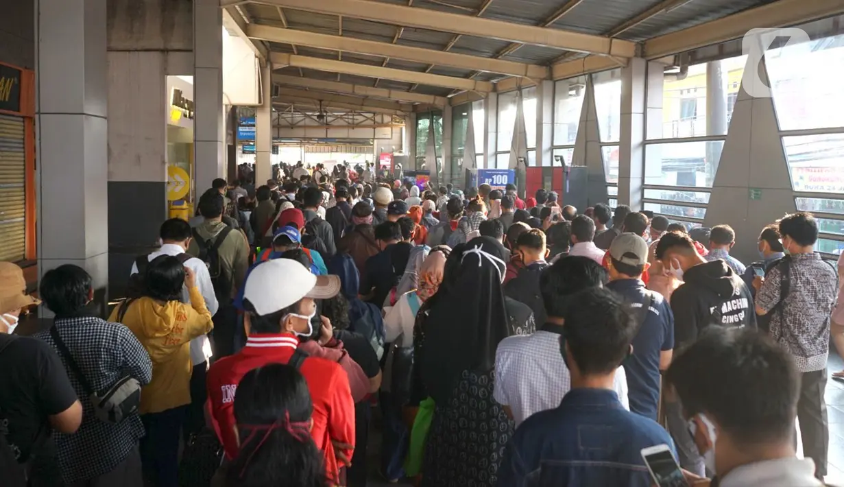 Calon penumpang antre masuk ke dalam Stasiun Citayam, Depok, Jawa Barat, Senin (8/6/2020). Memasuki fase PSBB proporsional menuju new normal Kota Depok, stasiun ramai dipadati penumpang yang kini mulai beraktivitas kembali. (Liputan6.com/Immanuel Antonius)