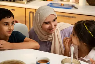 Ilustrasi anak, ibu, sahur, buka puasa, Islami. (Image by freepik)