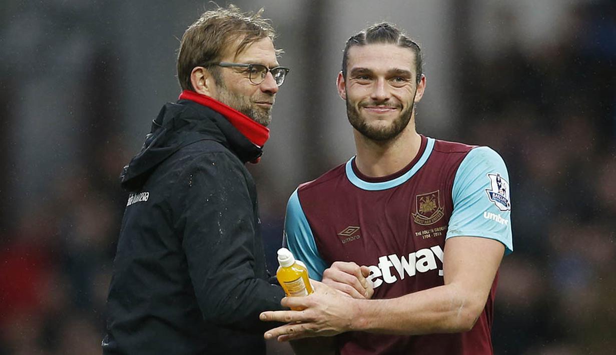 Pelatih Liverpool, Jurgen Klopp, bersalaman dengan mantan pemain Liverpool yang kini membela West Ham, Andy Carroll usai laga Liga Premier Inggris. Liverpool takluk 0-2 dari West Ham. (Reuters/John Sibley)