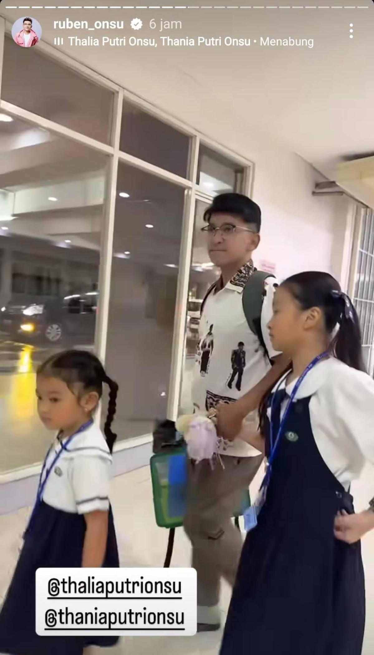 Potret Ruben Onsu Semangat Antar Thalia dan Thania Sekolah