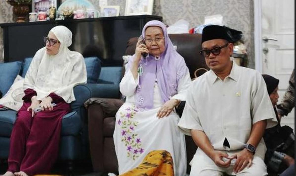 Sang Ayah Meninggal Dunia, Uya Kuya Rasakan Duka&nbsp;Mendalam