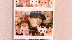 Lisa mengunggah foto kolase bersama ketiga anggota Blackpink. Mereka memamerkan pose dengan wajah menggemaskan tanpa mengenakan makeup sama sekali. (Foto: Instagram/ lalalalisa_m)
