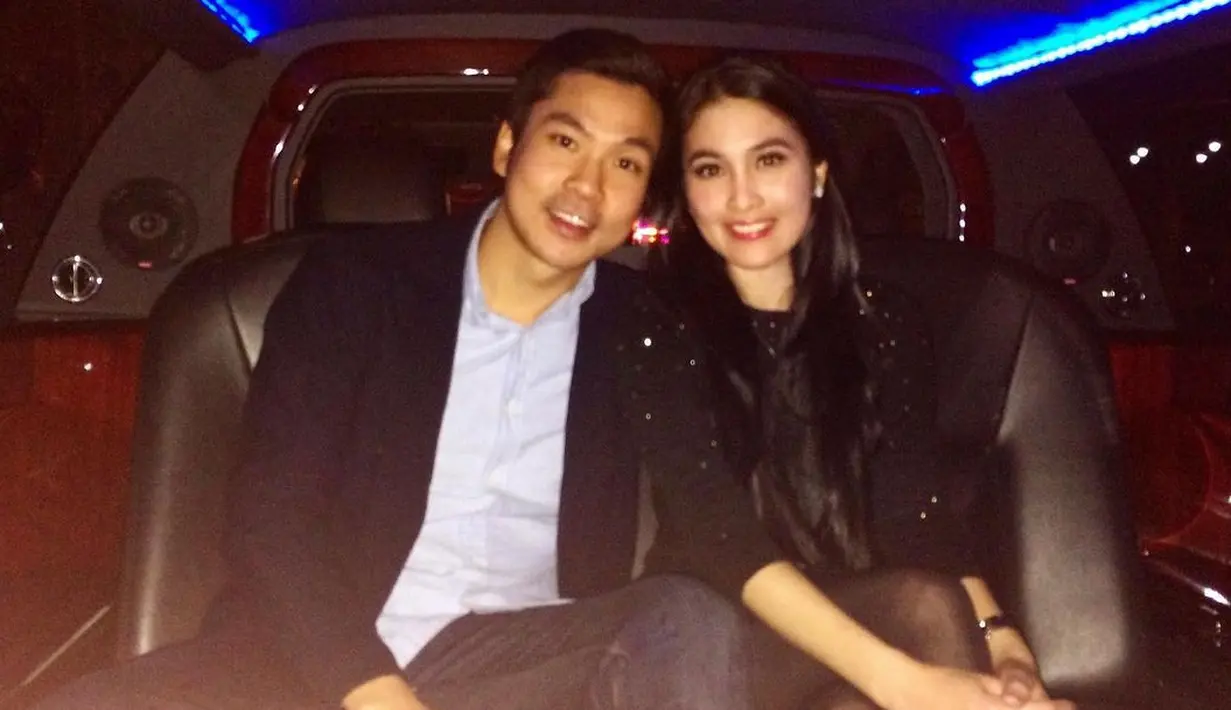 Tak heran jika pasangan ini dapat predikat relationship and family goals. (FOTO: instagram.com/sandradewi88)