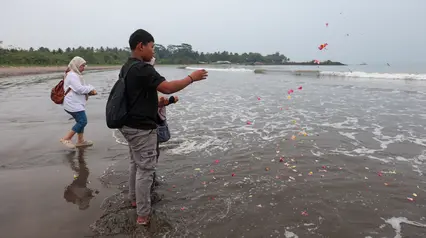 Keluarga Tabur Bunga di Laut untuk Jurnalis dan Kru Arupadhatu 1