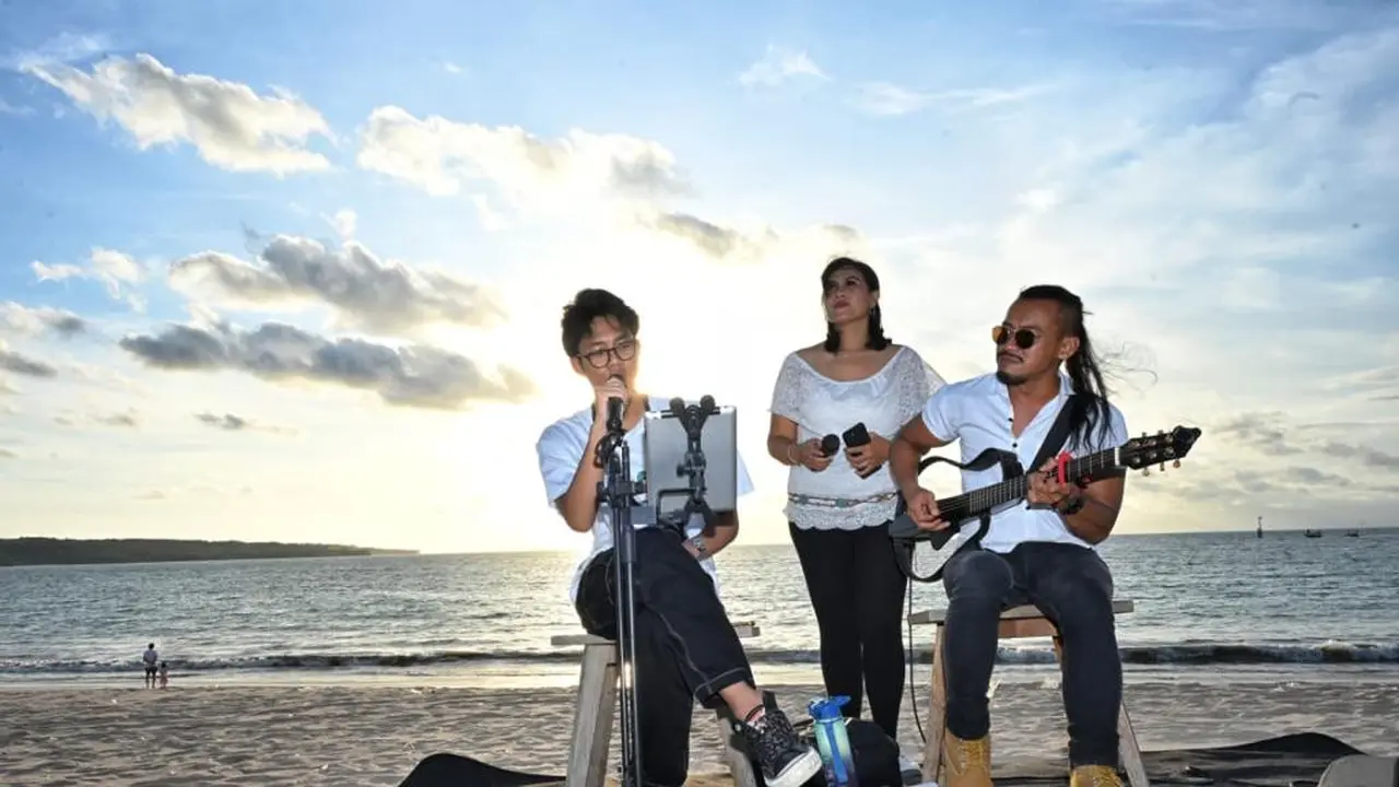 Di tengah kesibukannya menjalani pertemuan di sejumlah titik di Bali, Muhammad Zinedine Alam Ganjar bersama komunitas influencer dan pengusaha muda datang untuk diskusi dan menikmati suasana di daerah Jimbaran, Kabupaten Badung, Bali, Minggu (17/12) (Isti