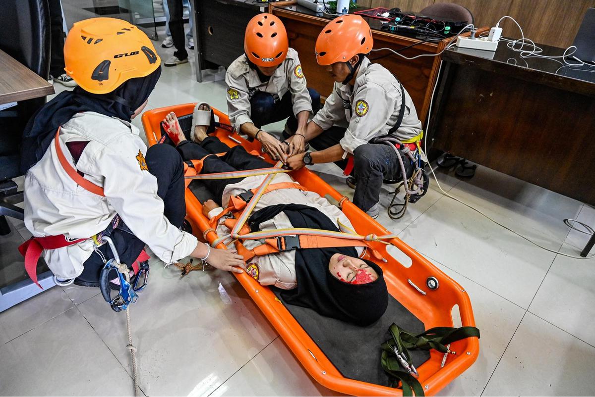 FOTO: Mahasiswa USK Latihan Penyelamatan Vertikal Hadapi Ancaman Gempa dan Tsunami