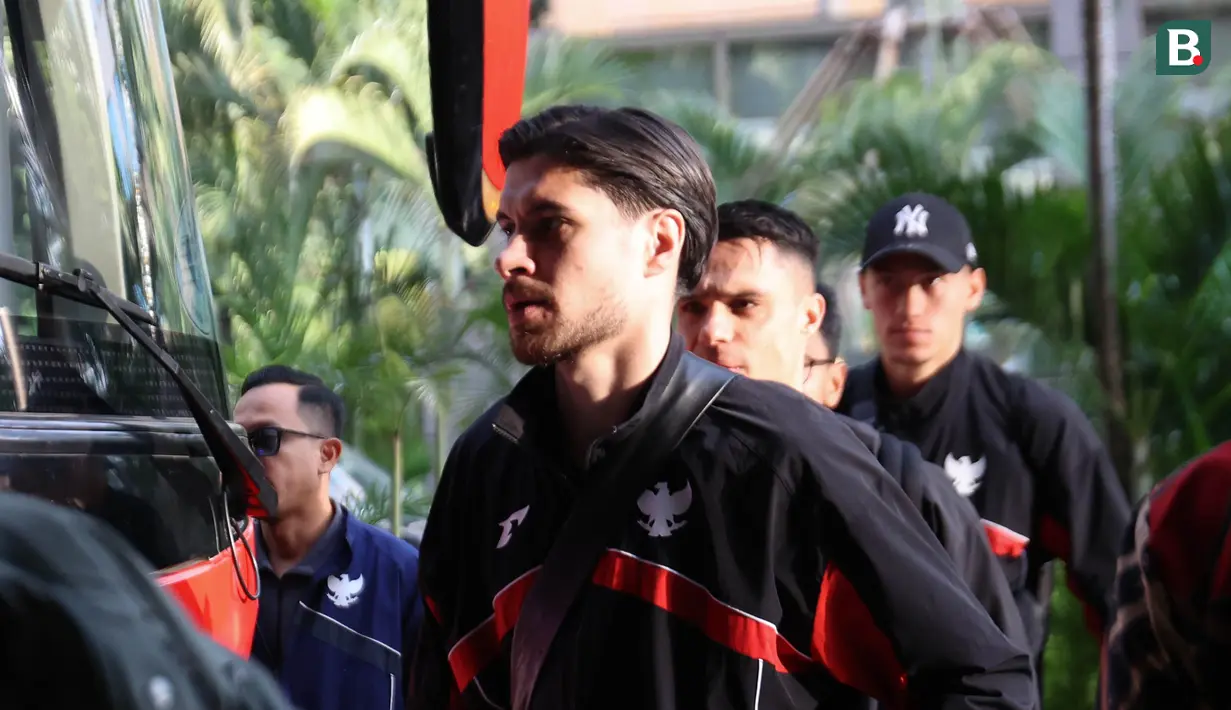 Bek Timnas Indonesia, Kevin Diks, saat tiba di Hotel Fairmont, Jakarta pada Jumat (21/3/2025).