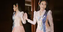 Yura Yunita berhasil tampil menawan dengan gaya berkebaya yang unik. Kali ini, ia hadir dengan paduan kebaya asimetris lengkap dengan korset dan selendang batik. Paduan warna delicate berhasil sempurnakan tampilan. [Foto: Instagram/ Yura Yunita]