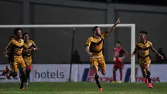 Pemain Mitra Kukar merayakan gol yang dicetak Patrick Dos Santos ke gawang Arema Cronus pada laga leg pertama semifinal Piala Jenderal Sudirman di Stadion Aji Imbut, Tenggarong, Sabtu (9/1/2016). Arema kalah 1-2 dari Mitra. (Bola.com/Kevin Setiawan)
