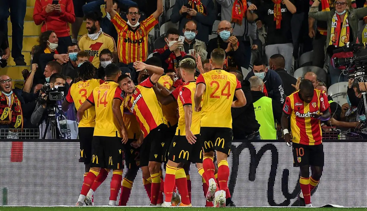Para pemain Lens melakukan selebrasi usai mencetak gol ke gawang Paris Saint-Germain (PSG) pada pertandingan Ligue 1 di Stadion Felix Bollaert-Delelis, Lens, Prancis, Kamis (10/9/2020). PSG kalah 0-1. (Denis Charlet/AFP)