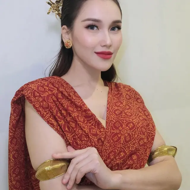 Potret Ayu Ting Ting Pakai Batik